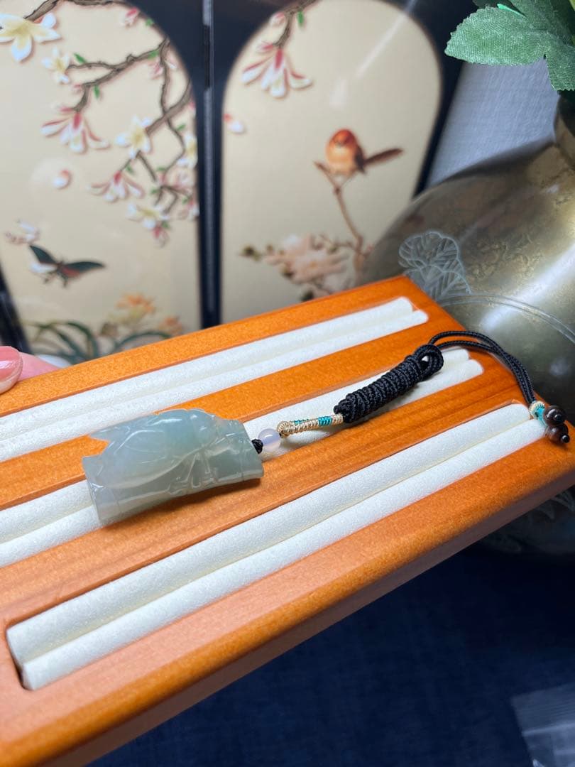 リアル品★天然A貨翡翠　氷種淡い油青翡翠【一鸣惊人】蝉ネックレス　鑑定書付き