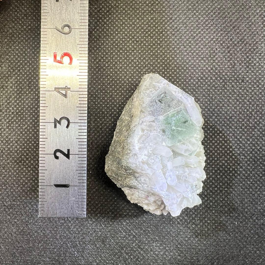 内モンゴル産　クォーツ共生「フォレストグリーン」「モスグリーン」フローライト