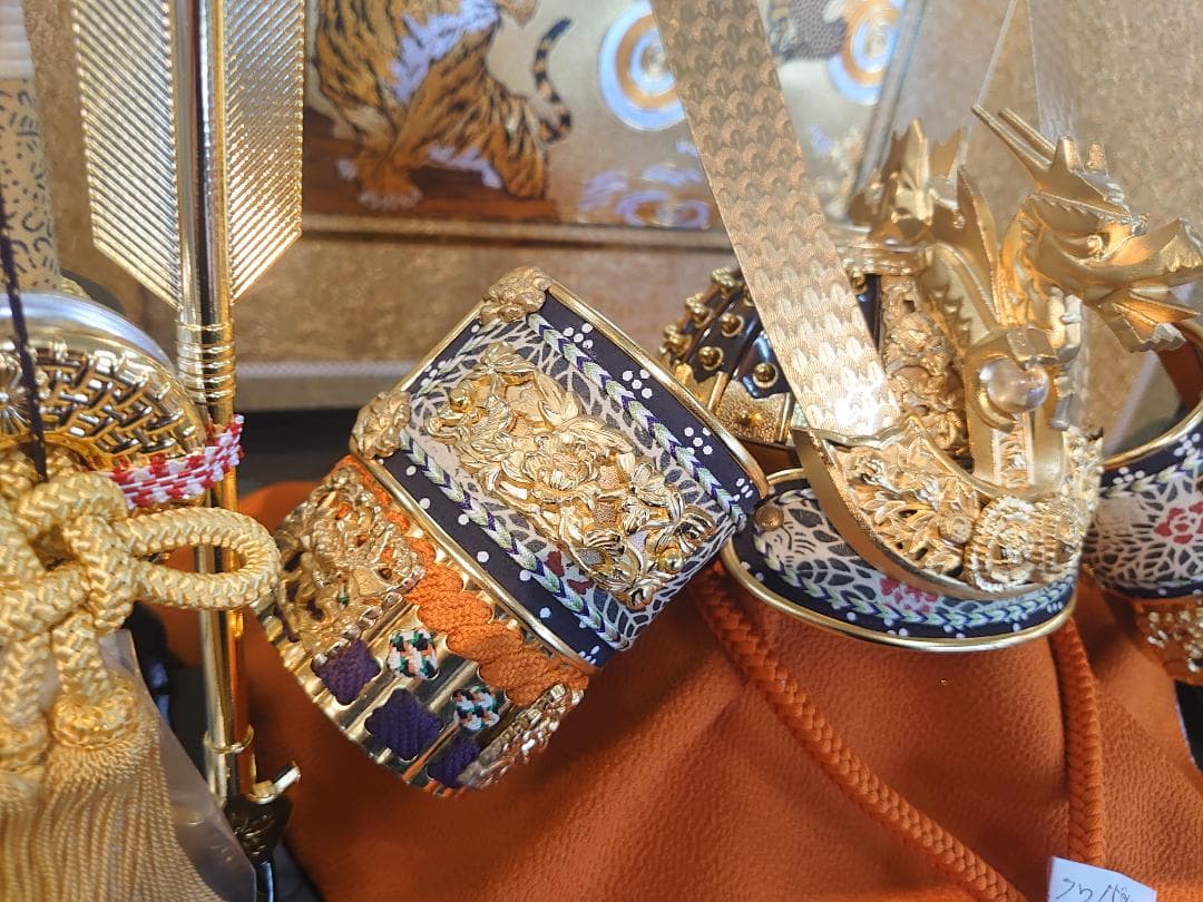 ●チコ●五月人形セット●正絹縅の金兜　彫金龍虎図収納飾り　赤茶色屏風台付