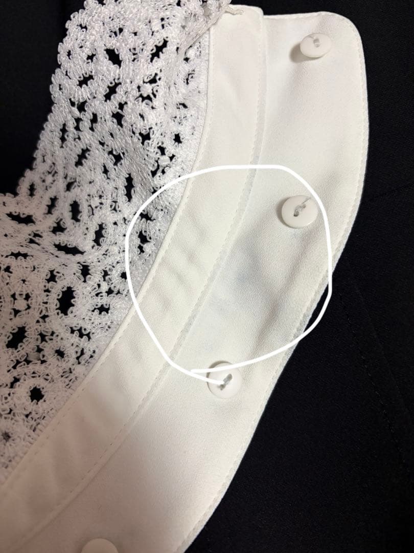 レース付き襟のブラックワンピース