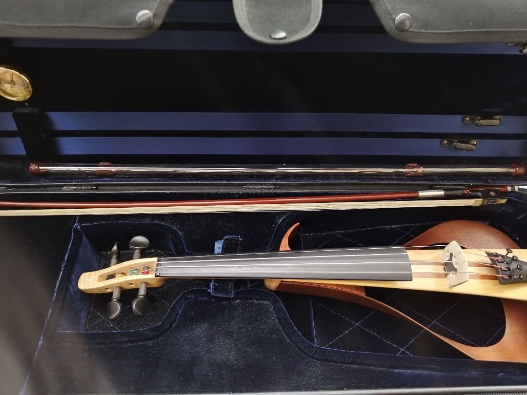 虎杢YEV104 エレクトリックバイオリン 4弦 ハードケース、弓と肩当てセット