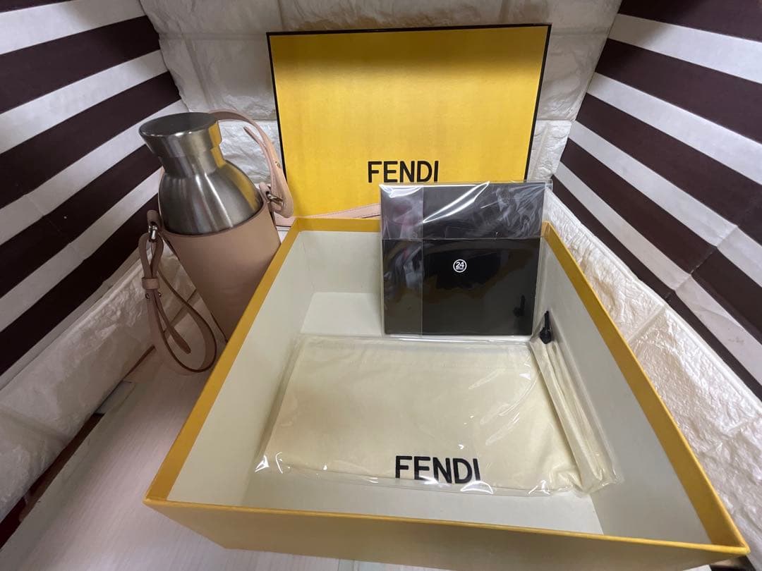 フェンディ　美品FENDI ピンクレザー水筒カバー