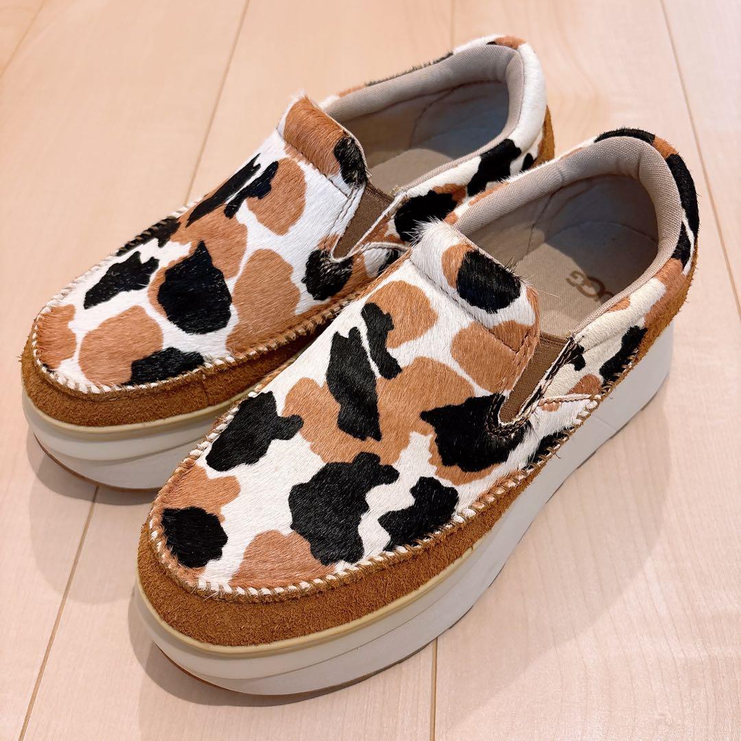 UGG カウ柄 厚底ローファー