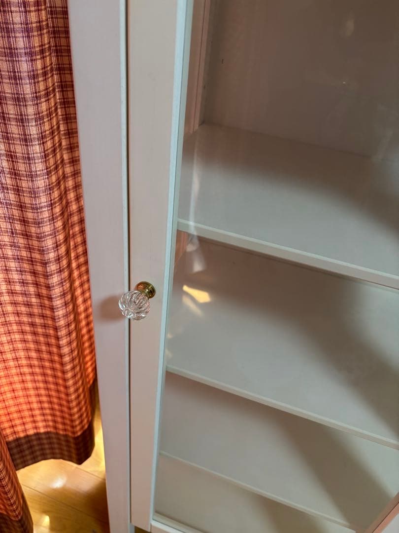 白いガラスのショーケース