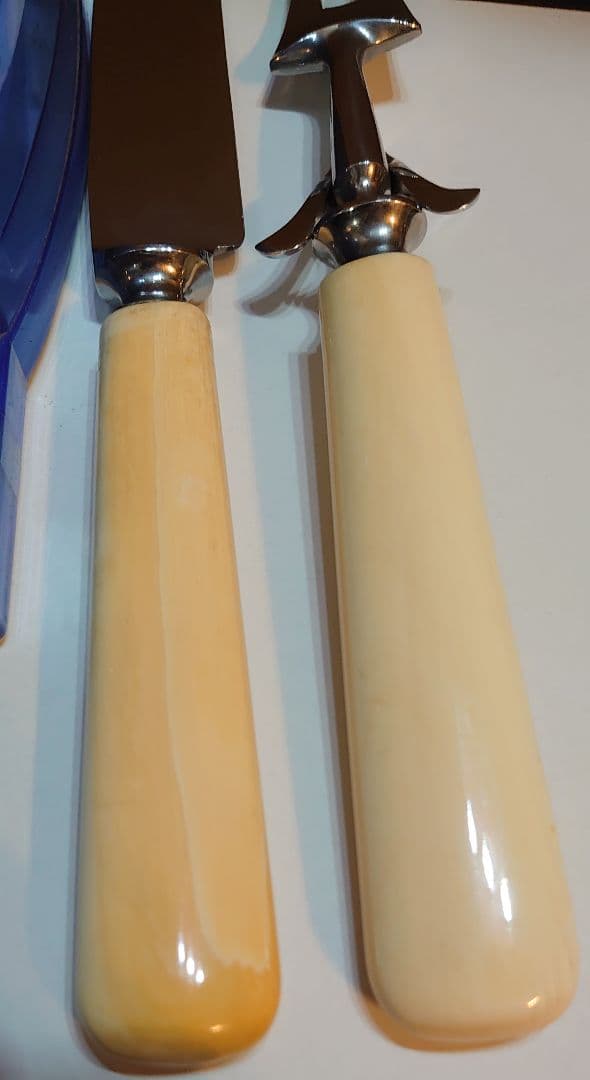 【アンティーク セイウチ製 】彫刻入ハンドル付ナイフとフォークの2点セット