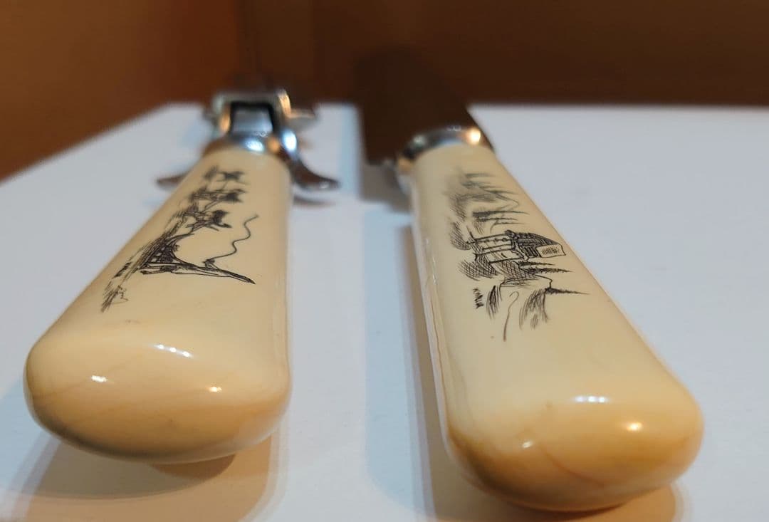 【アンティーク セイウチ製 】彫刻入ハンドル付ナイフとフォークの2点セット