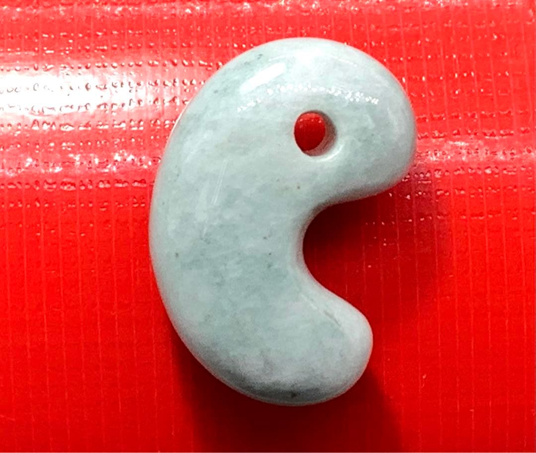 高品質灰青混じり色ヒスイ　糸魚川翡翠ジェダイト　艶照り良好‼️ 外部鑑定鑑別書付