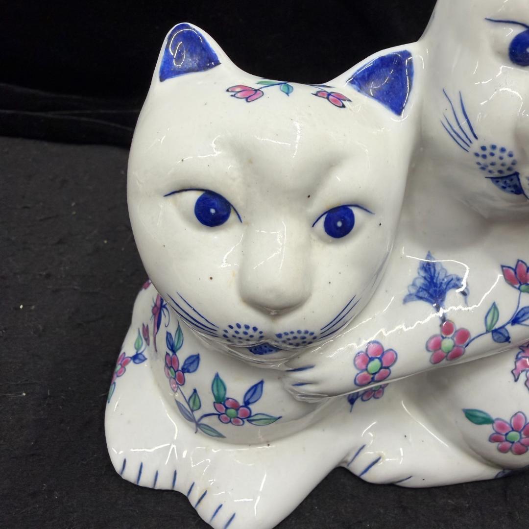 伊万里焼　花柄招き猫猫の置物 縁起物 商売繁盛 開運招福