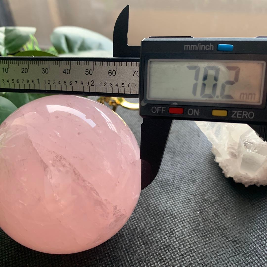 ローズクォーツスフィア大玉約70.2mm 虹有り　天然石置物　丸玉