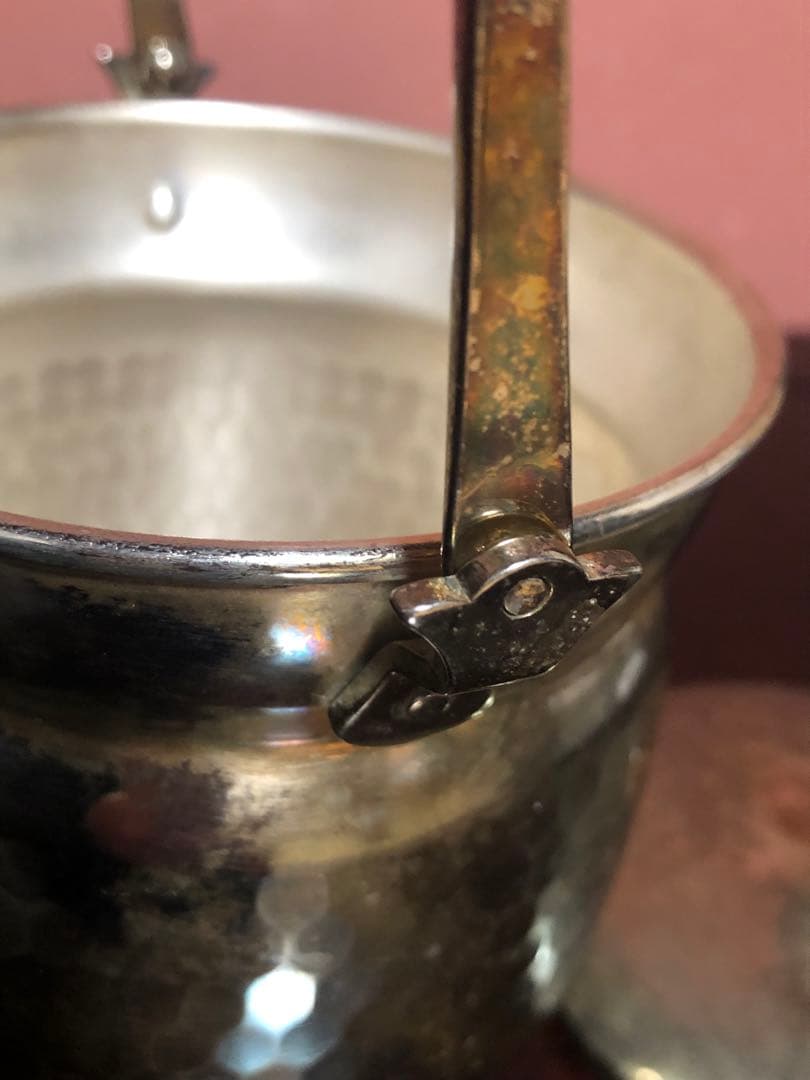 洗練されたフォルムを持つ銀の水注