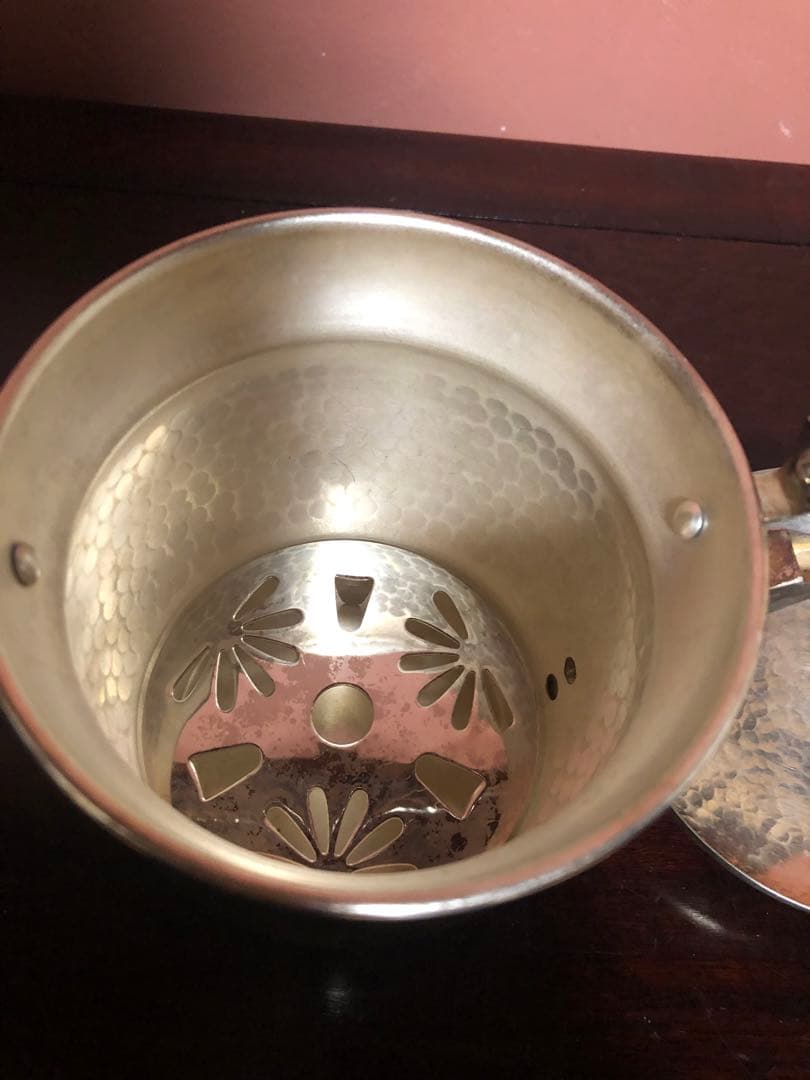 洗練されたフォルムを持つ銀の水注