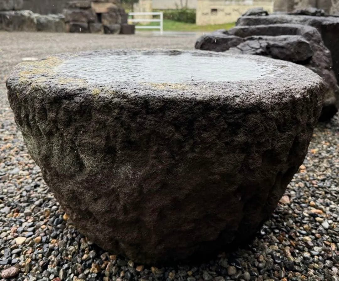 手彫りの天然石の手水鉢