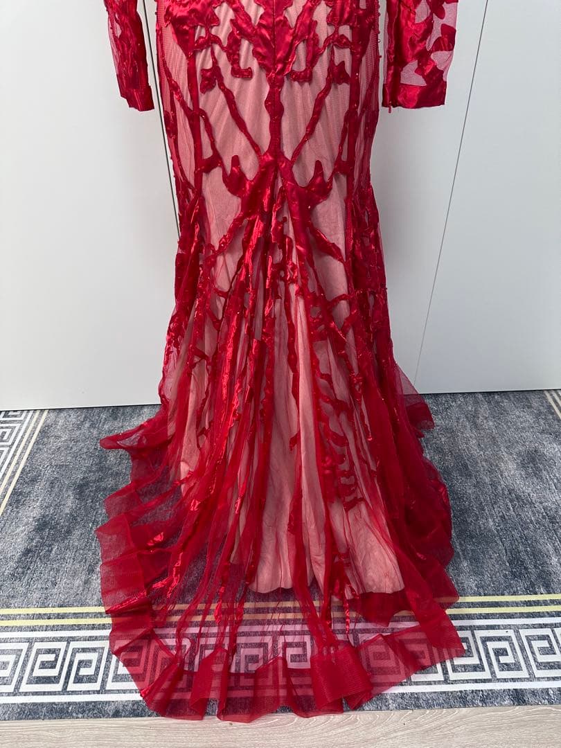 赤い刺繍入りパーティードレス