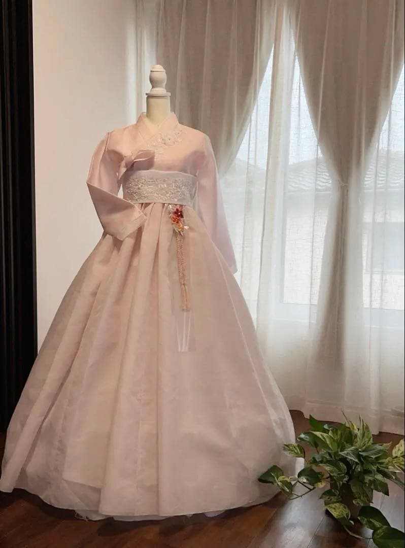 ピンクのチョゴリ 花の刺繍 伝統的な韓服