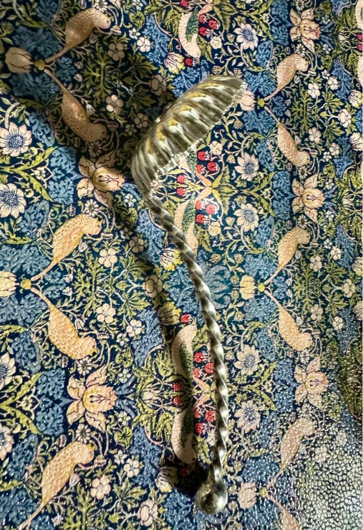 英国銀器　大振りのシフタースプーン　エリザベス女王の愛するスコーンとティータイム