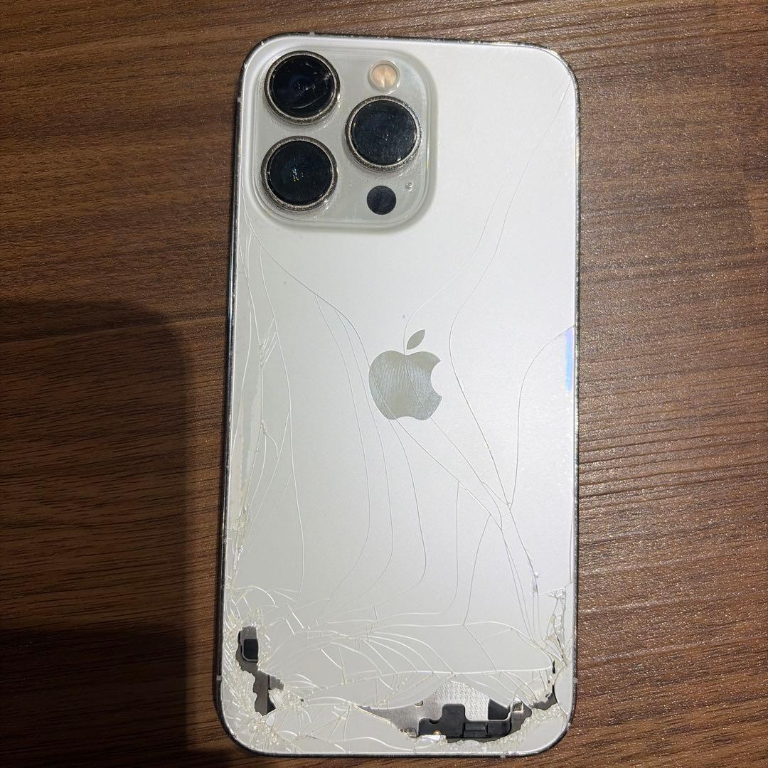iPhone 13 Pro シルバー 背面ひび割れ