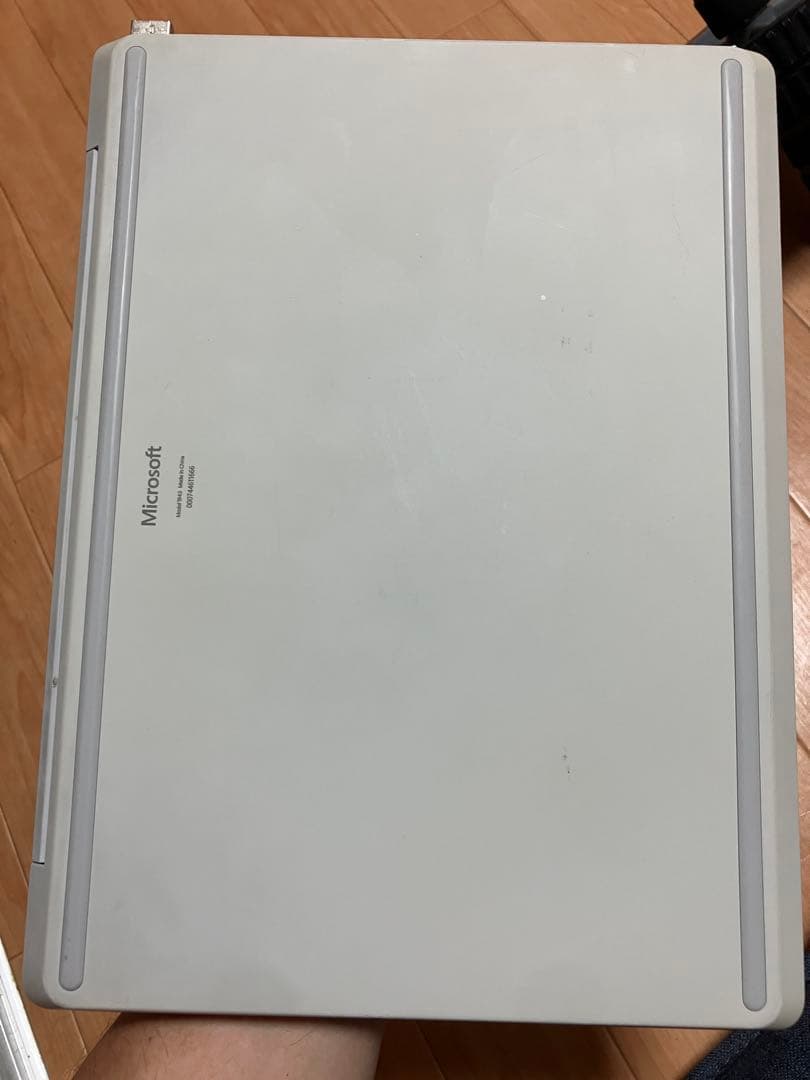 Microsoft Surface Laptop Go とACアダプター