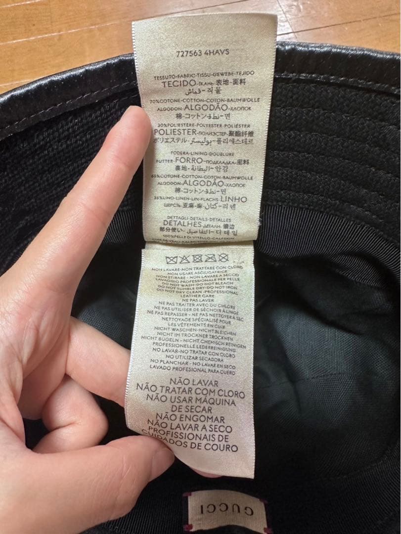 GUCCIのブラックバケットハット、スタイリッシュなデザイン。