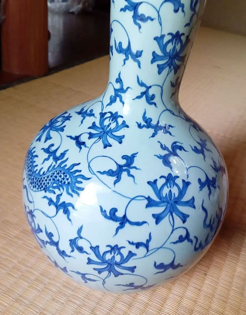 明代の壺　龍の絵　青花磁器