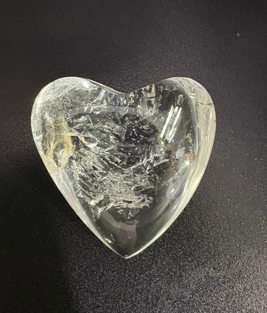 虹入り透明　水入りハート型水晶　エレスチャル 黒い流砂、古代水入り（2箇所）