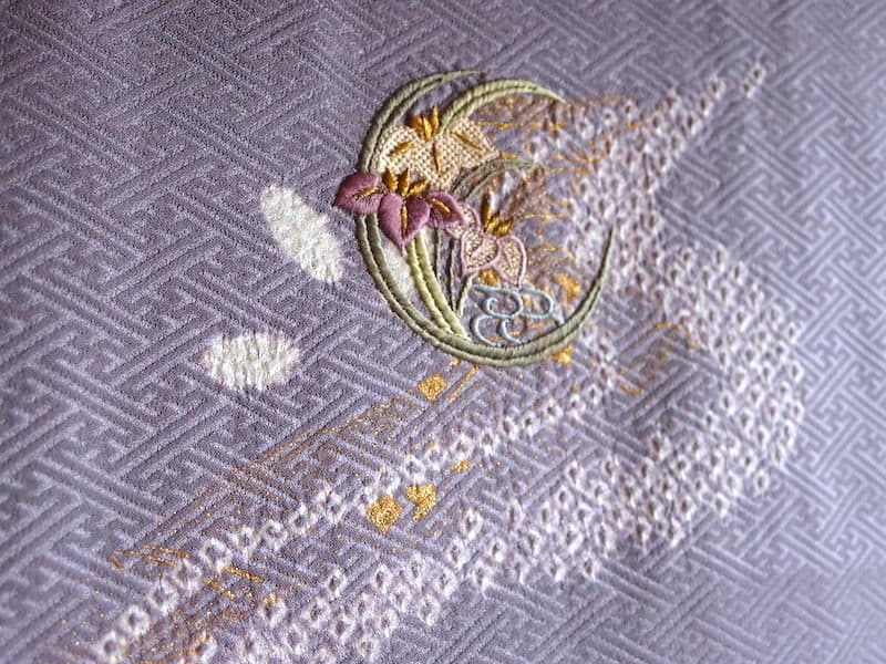 付下げ　絞りと刺繍（流水に菊、菖蒲etc）裄67 背紋なし　正絹美品