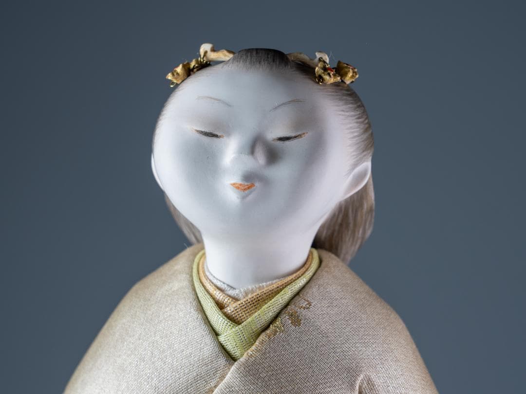 日本工芸会正会員 雨宮弘子作 嵌込人形『春野(佐保姫)』台共箱付 図録掲載品