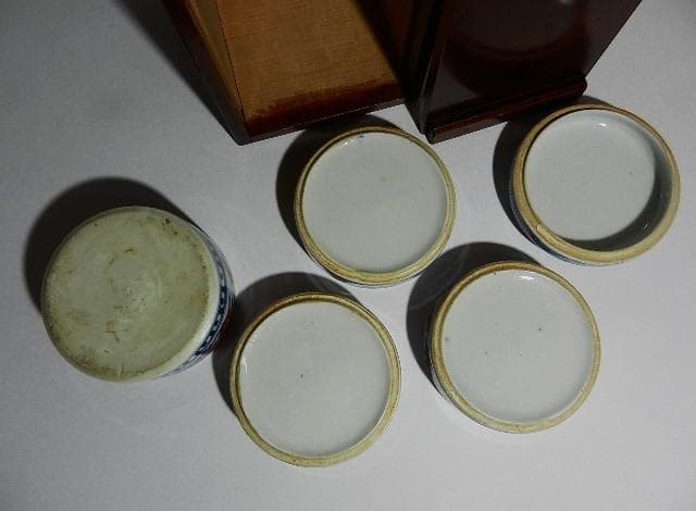 共箱入り「古伊万里錦手花蝶文様丸形四段小重鉢」と「切子ワイングラス」２点