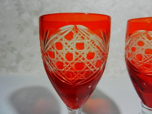 共箱入り「古伊万里錦手花蝶文様丸形四段小重鉢」と「切子ワイングラス」２点