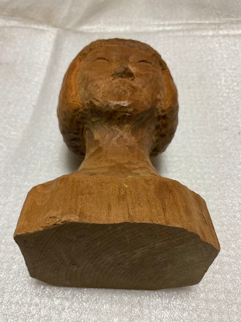 木彫／少女像。使用材料カシノキ。【大きさ／15センチ程のもの】