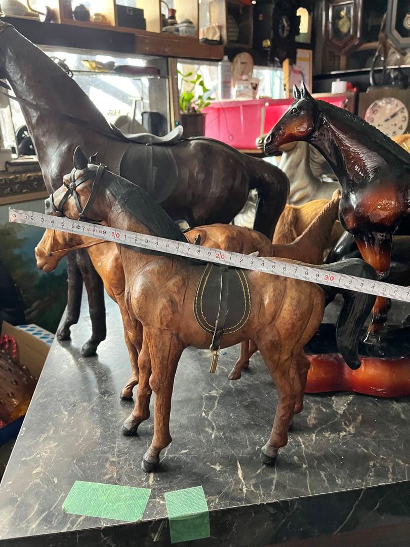 レザーホース、 革製の馬の置き物 馬の置き物、 鞍付きレザーホース、 馬の置き物