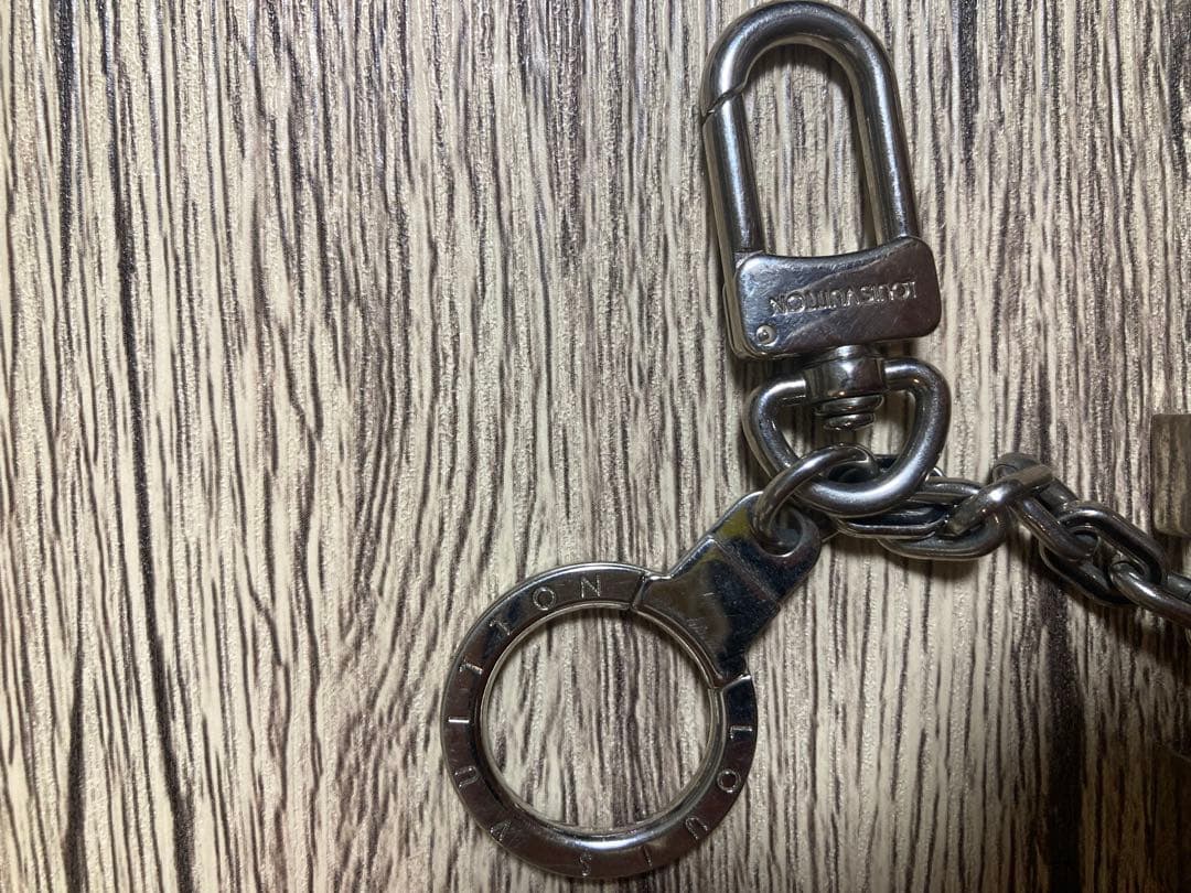 LOUIS VUITTON LVロゴキーホルダー