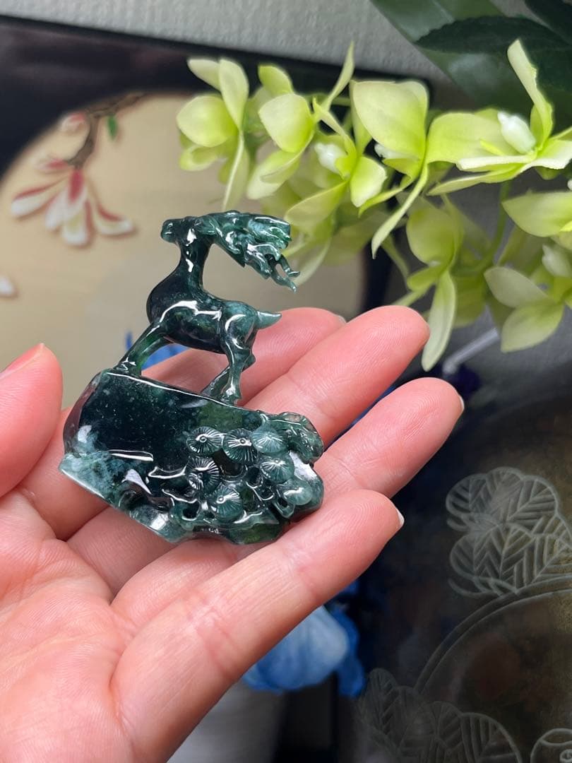 コレクション品❣️新入荷❣️天然A貨翡翠　原石刻み精巧なエゾシカ　鑑定書付き