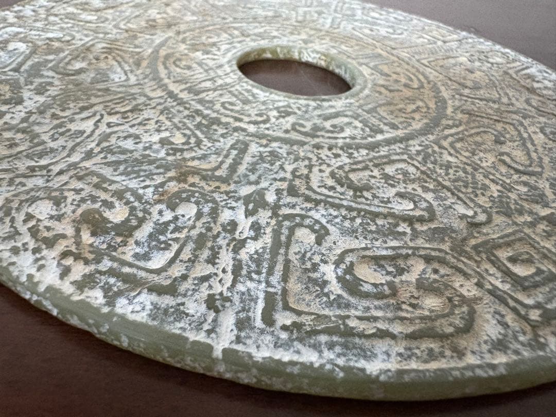 中国的な置物　中国美術　玉壁？　直径19.5cm、重さ308g