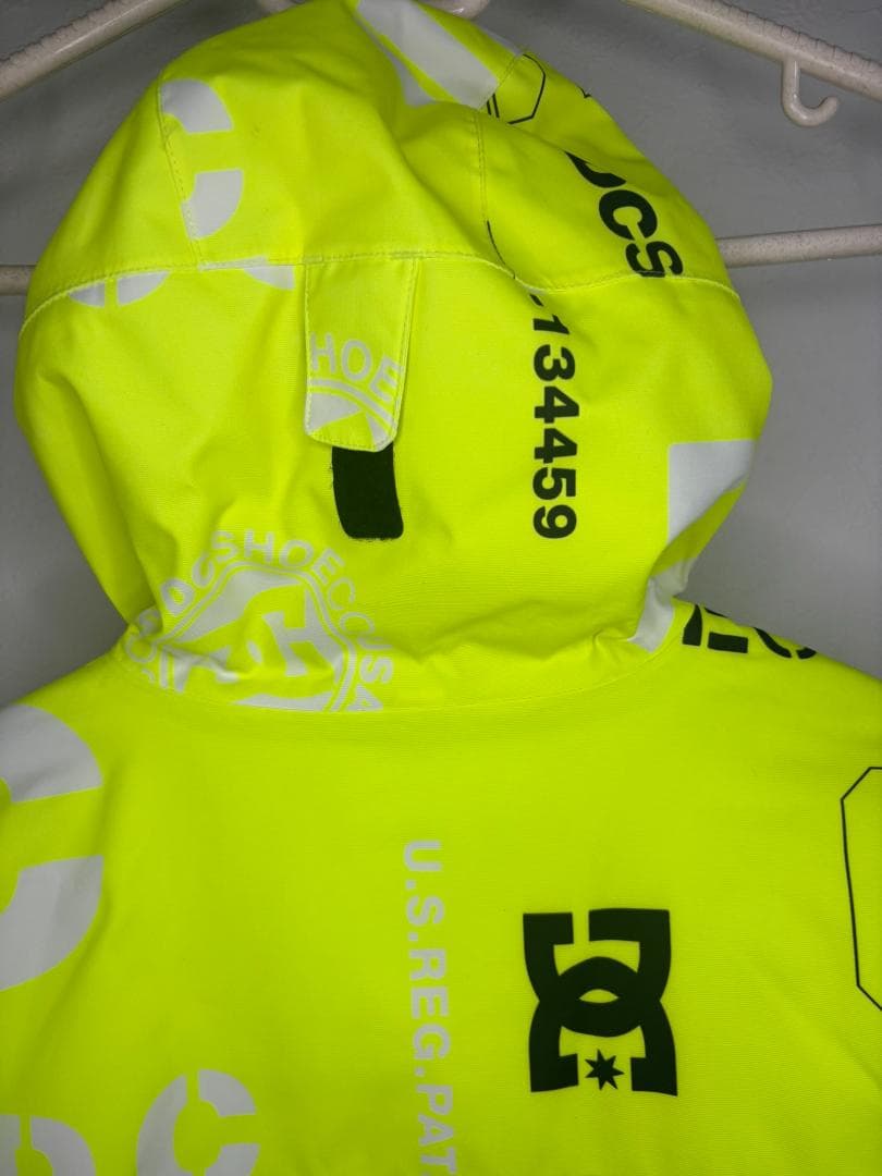 Dc蛍光色のスノーボード・スキーウエア上下セット・サイズ135～140cm