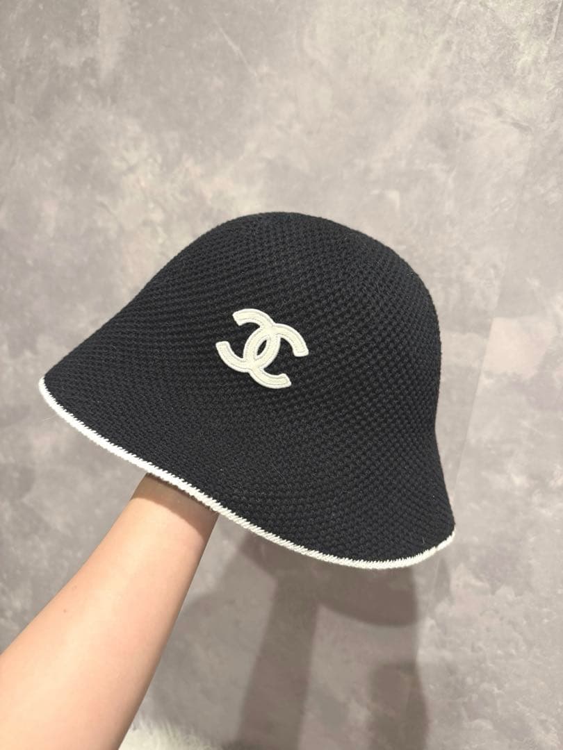 CHANEL バケットハット 黒 ホワイトロゴ2025今期