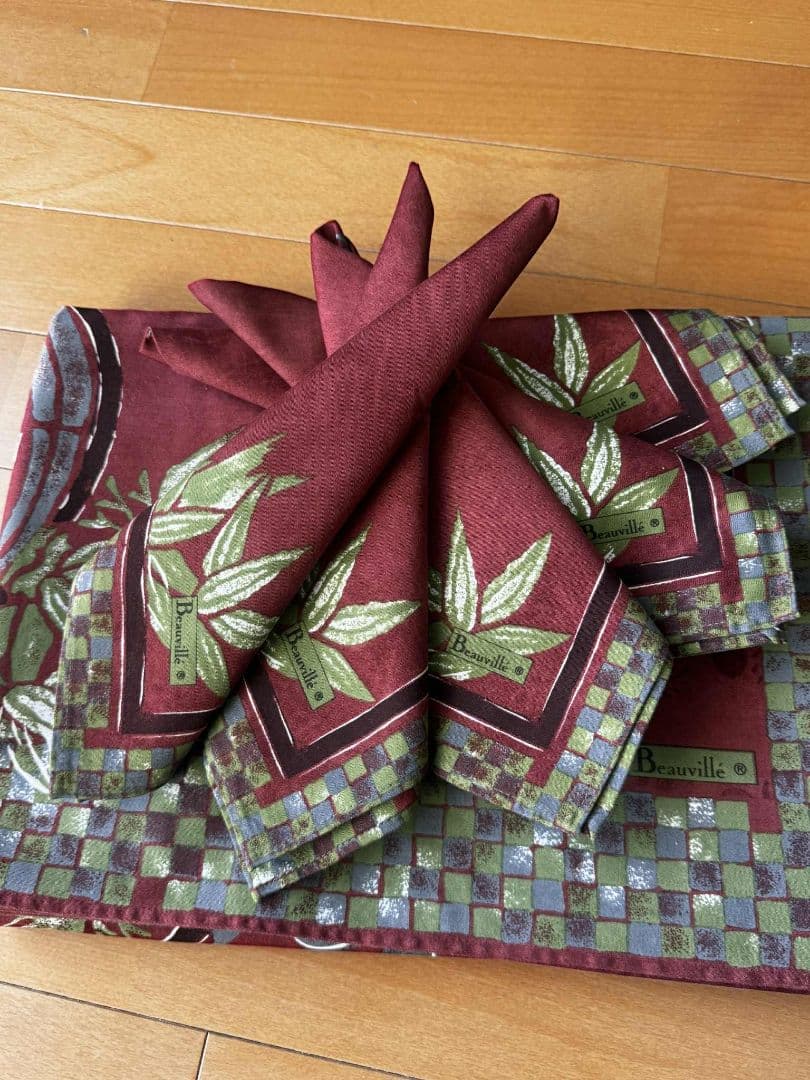 赤い花柄テーブルクロスとナプキン6枚付き（写真では5枚ですが6枚です）