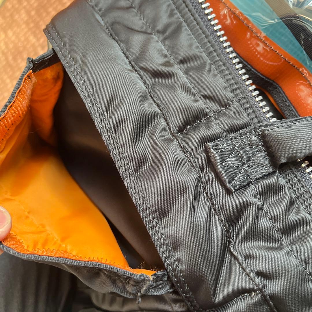 吉田カバン　ポーターの「ショートヘルメットバッグ」　ブラック（裏地オレンジ）