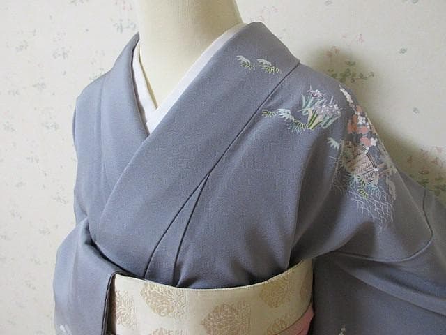 訪問着：美品：菖蒲と花と民家と舟と庭園：淡いグレー着物：袷正絹：P29