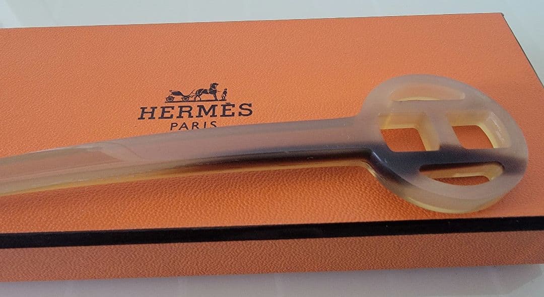 ひさひさ　HERMES ロカイユ ヘアピン Hロゴ ベージュ