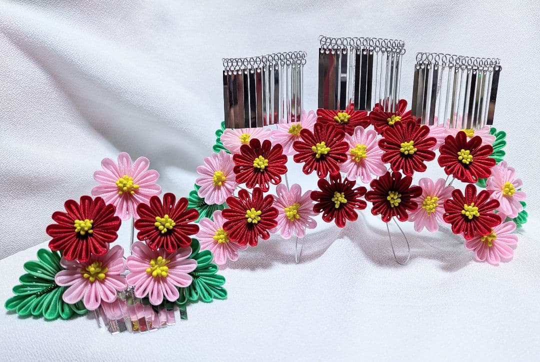 正絹羽二重　つまみ細工　赤とピンク色の雛菊のかんざし　卒業式　簪　髪飾り