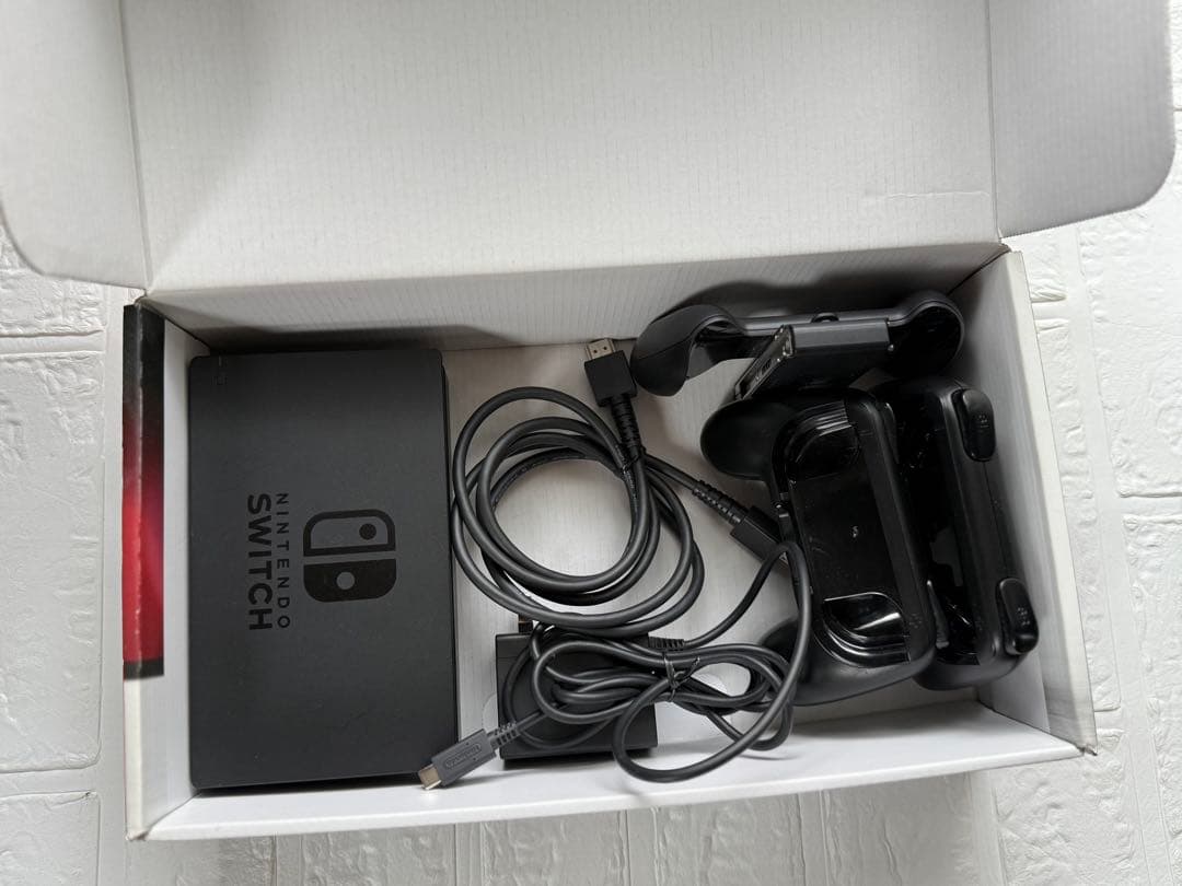 【Nintendo Switch 本体＋収納ケース付き】