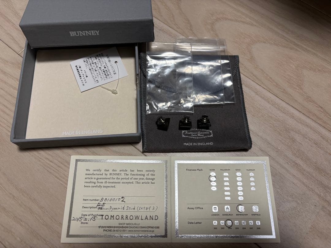 bunney バニー　スタッズ　ピン　バッチ　アクセサリー