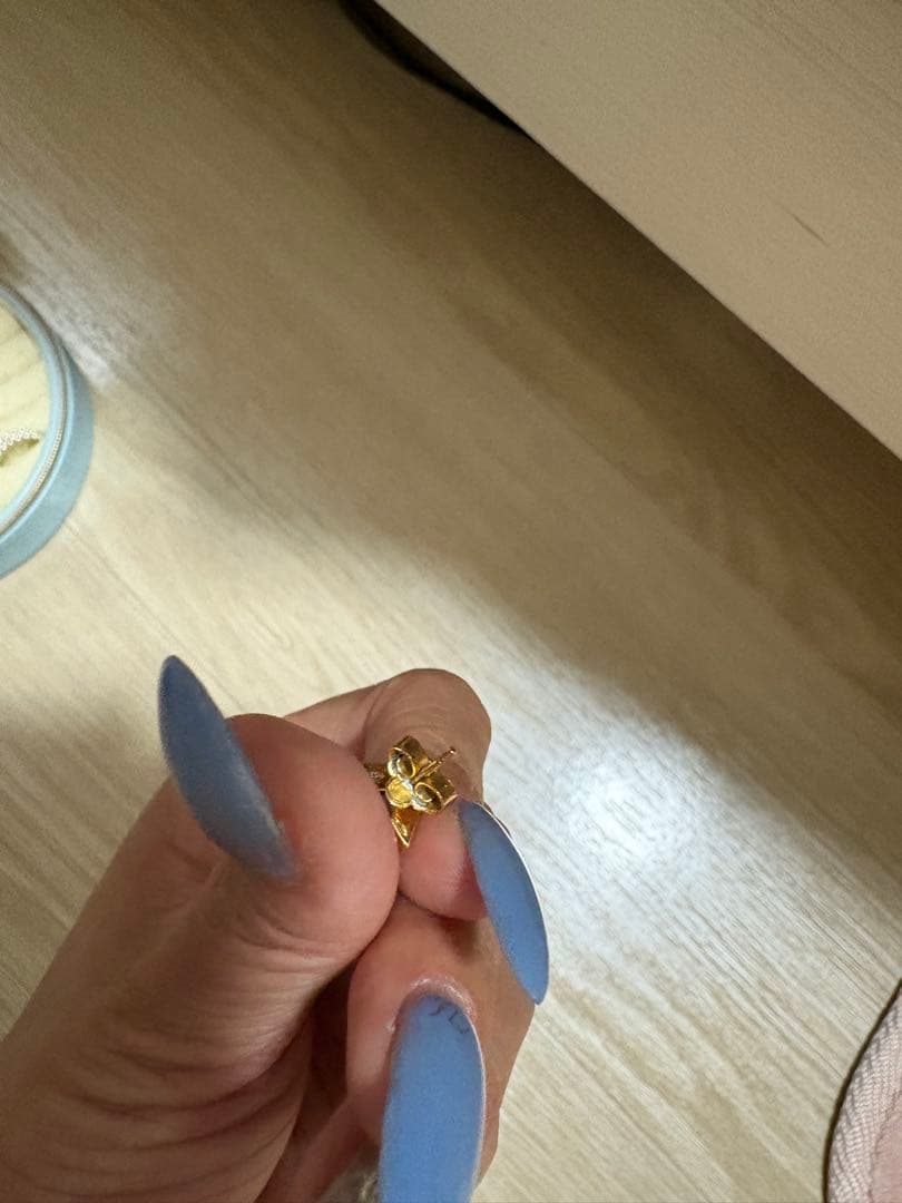 ルイヴィトンゴールド V字型 ピアス(片耳用)