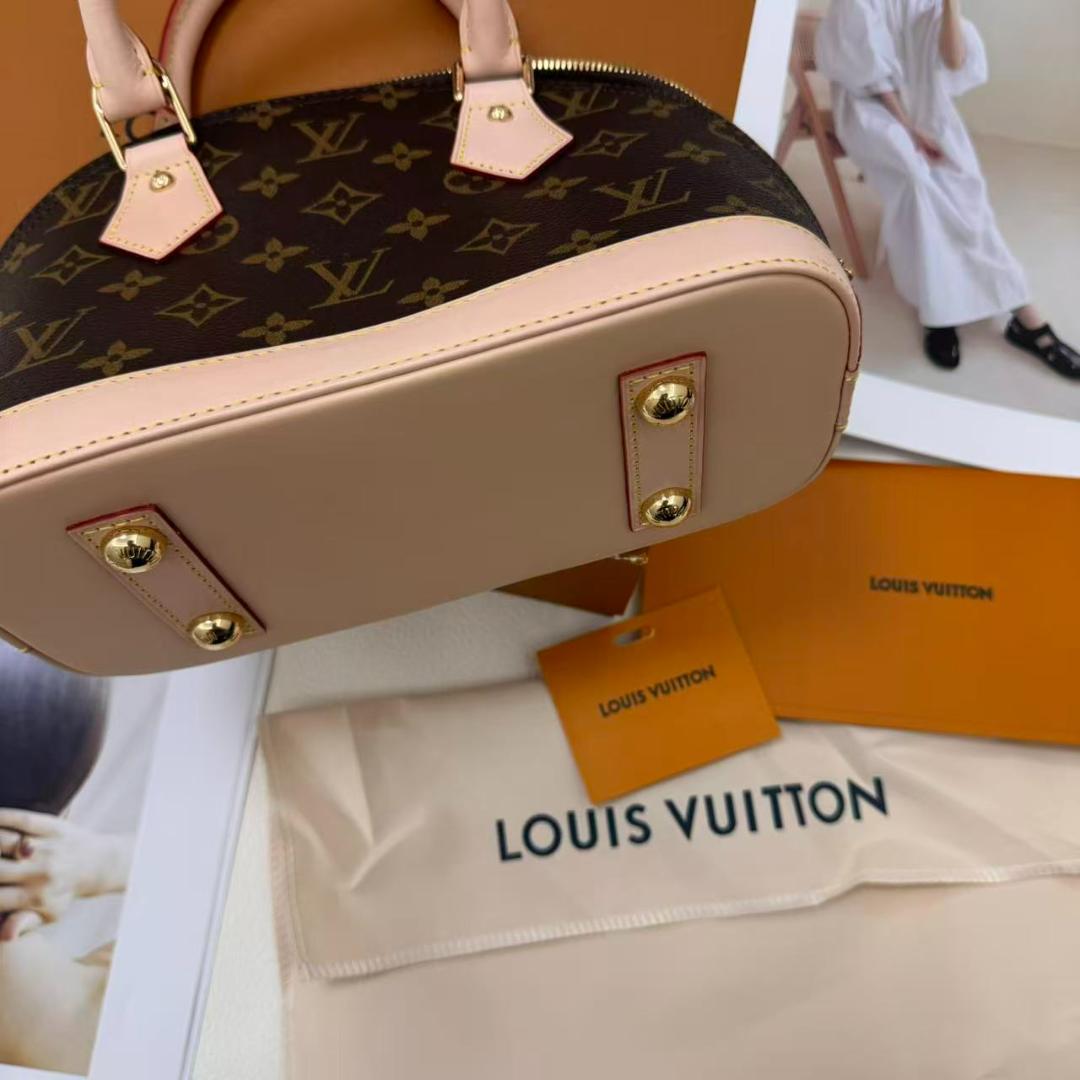 モノグラムショルダーバッグ