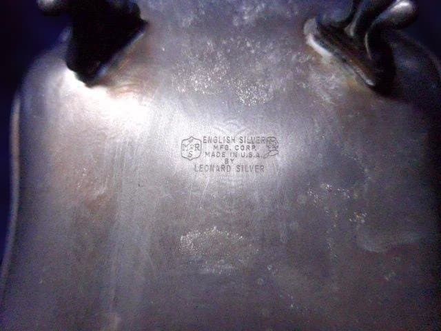 英国銀製品の老舗MFGのレオナルドシルバーの彫刻模様が施されたアンティークトレイ