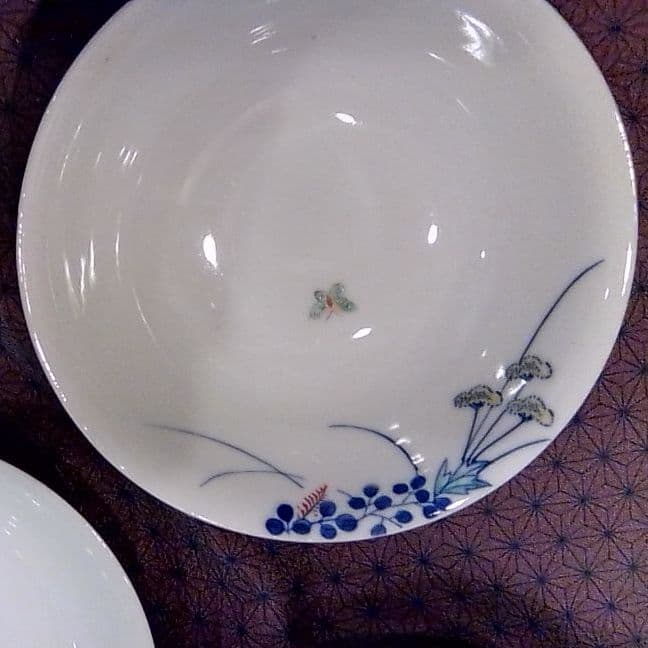 中鉢　花と蝶の柄　美術有田焼／宮内省御用達／香蘭社製と書いてある箱付き