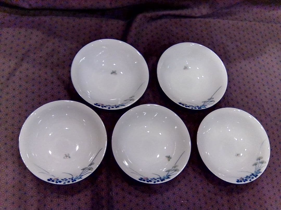 中鉢　花と蝶の柄　美術有田焼／宮内省御用達／香蘭社製と書いてある箱付き