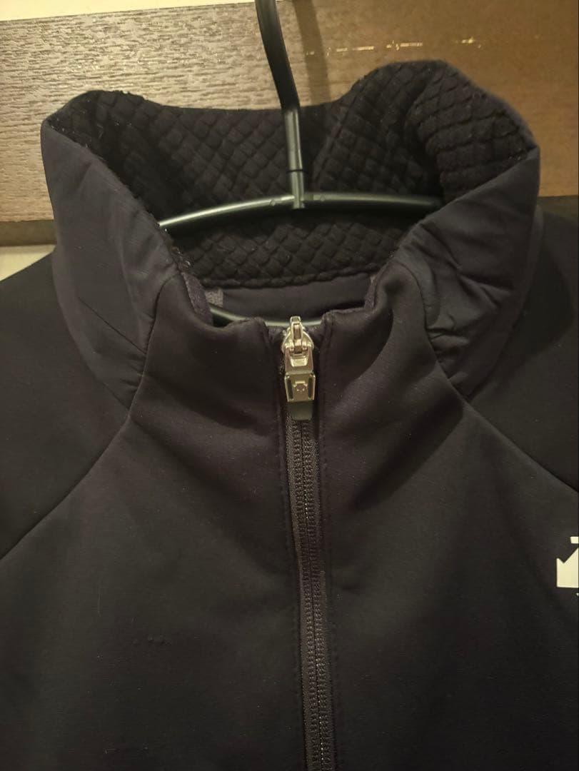 ブラック ジップアップ ウェア