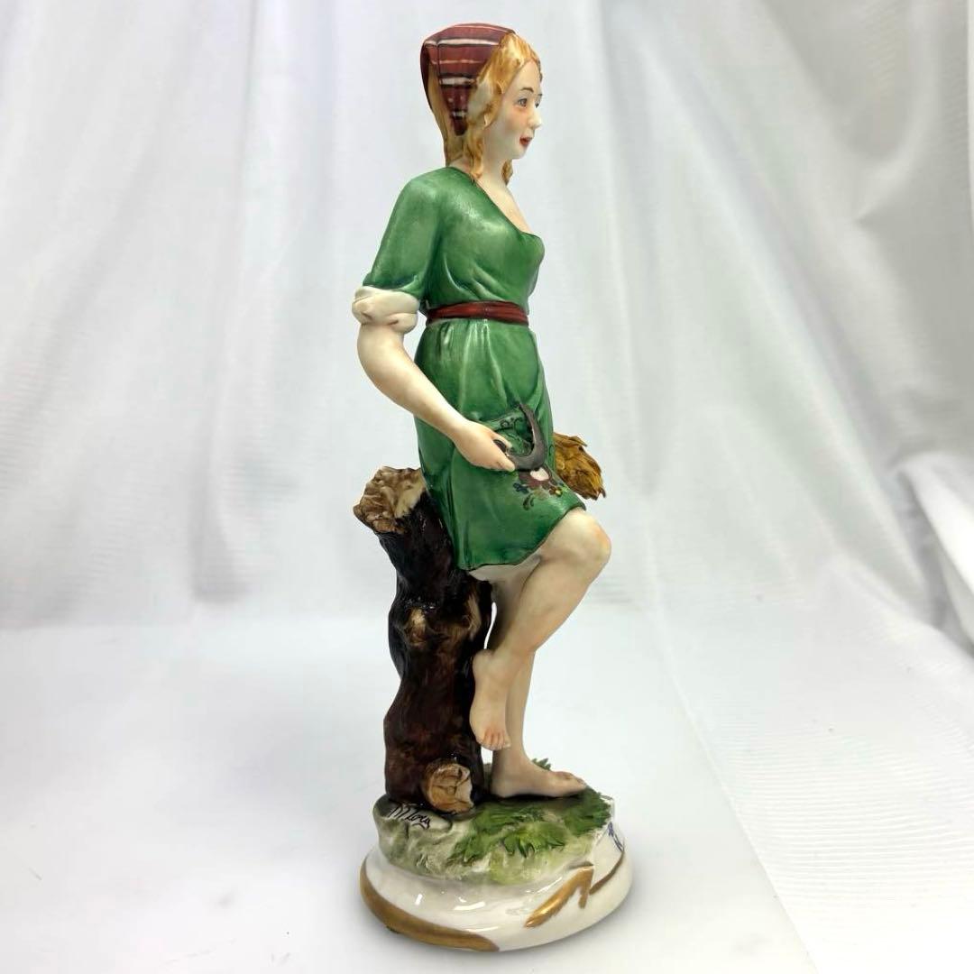 イタリア　カポディモンテの磁器人形　窯印　作者印あり