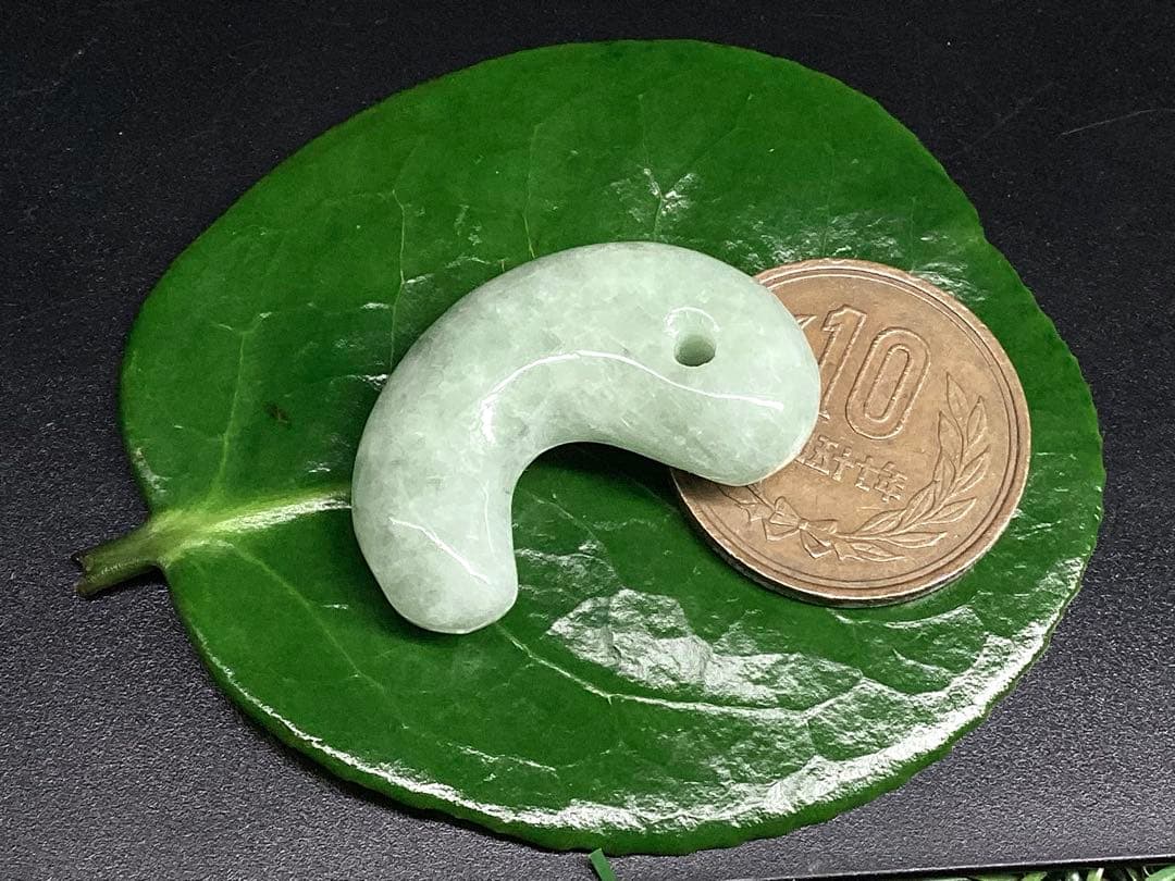 ✳糸魚川翡翠ジェダイト勾玉　希少*平塚古墳型 抜群の氷肌紋様の透過　ソーティング